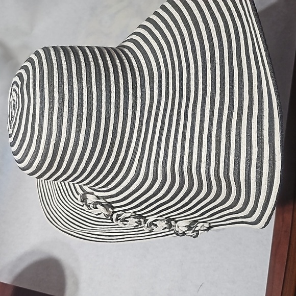 Women\'s Kentucky Derby or Church Hat ? main image 4